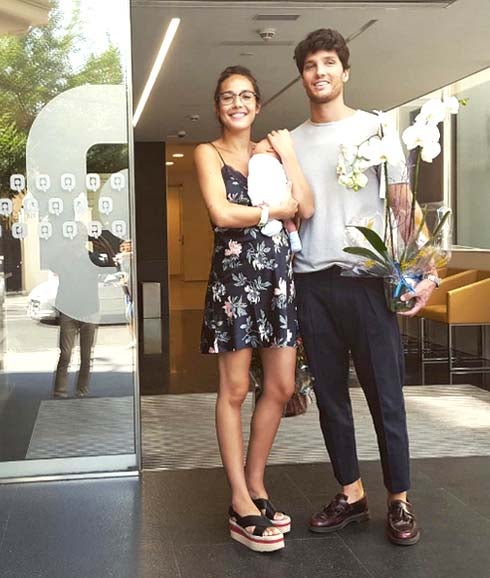 Ana Moya, la camarera de 'First Dates', da a luz un niño