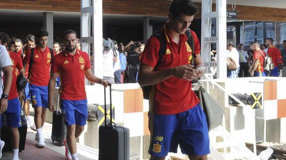 Los jugadores de la selección española a su llegada a la estación de tren de León. 