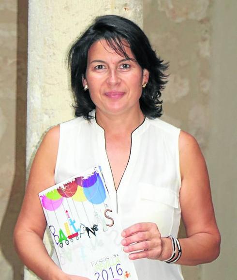 María del Mar Infante Espina posa con el programa.