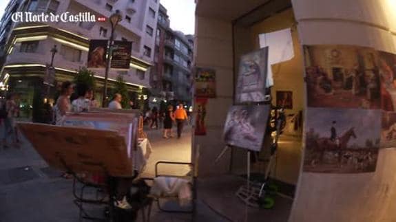 Estatuas humanas, pintores y músicos animan la arteria peatonal durante las fiestas