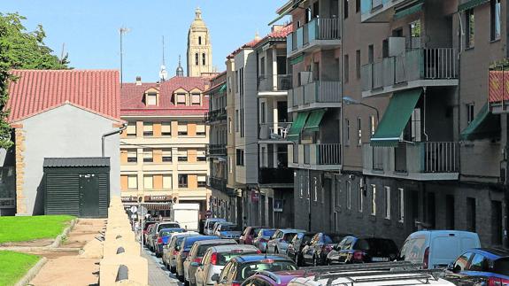 Vista de la calle, con la plataforma de los jardines a la izquierda y al fondo, sobre los edificios de la avenida del Acueducto, la torre de la Catedral.