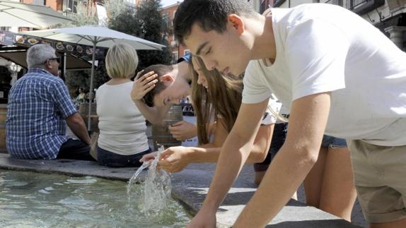 Unos jóvenes se refrescan en Fuente Dorada. 
