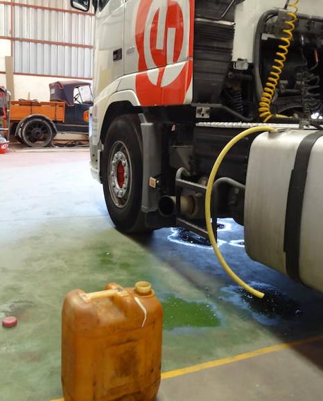 El camión viejo del que se extrajo la gasolina para llevarse el nuevo