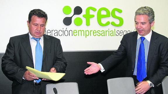 Miguel Ángel Fuentetaja, Empresario del Año 2011, con Pedro Palomo, presidente de la Federación Empresarial Segoviana.