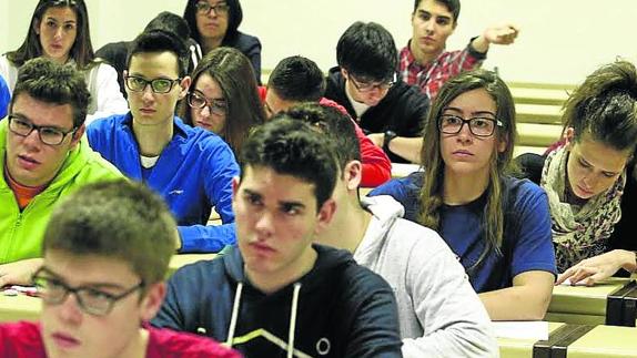 Alumnos de Selectividad realizan su examen en la Usal. 