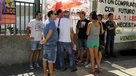 Concentración de empleados de Lauki este miércoles a las puertas de la factoría. 