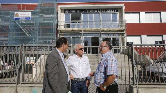 El delegado, en el centro, con el director de educación y el director de instttuto, este miércoles, ante las obras. 