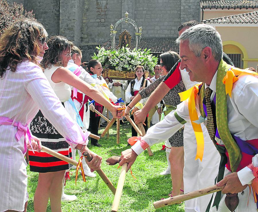 El grupo de paloteo de Ampudia danza ayer delante la Virgen de Alconada. 