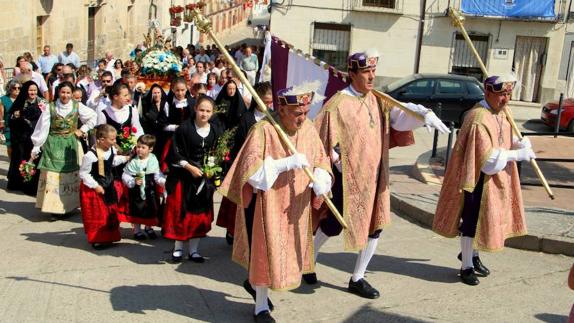 Los maceros llevaron en la procesión la bandera de Baltanás.