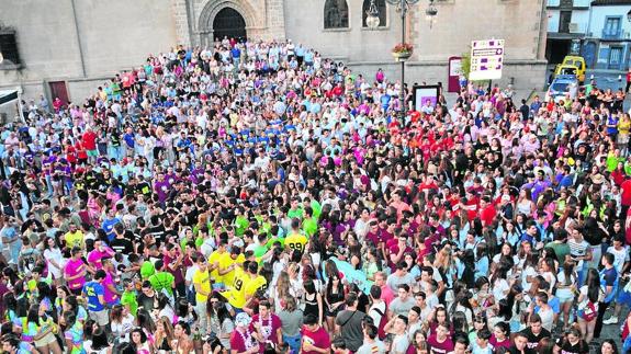 Las peñas a su llegada a la Plaza Mayor de Béjar, donde esperaron para escuchar el pregón de inicio de fiestas.