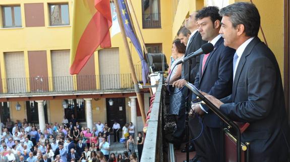 Victorino Martín lee su pregón desde el balcón municipal junto al alcalde de Tordesillas.
