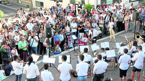 Actuación musical de los alumnos de la escuela municipal. 