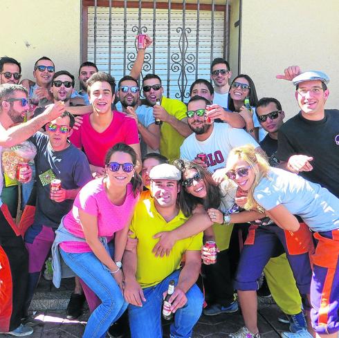 Diferentes peñistas en plena celebración de años pasados. 