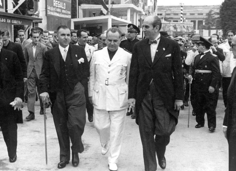 Carceller Segura, en el centro, preside en calidad de ministro la inauguración de la XII Feria Internacional de Muestras de Barcelona 