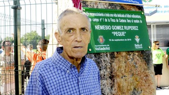 Nemesio Gómez, ante la placa que da su nombre a uno de los campos de fútbol de Canterac. 