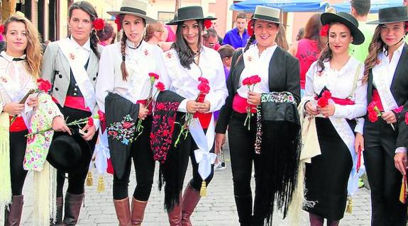 La reina y las damas, vestidas para uno de los espectáculos taurinos.