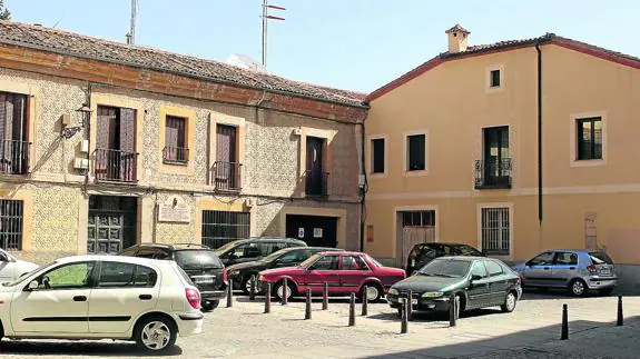 Panorámica de la plaza de Cirilo Rodríguez, con los estudios de Radio Segovia en el centro. 