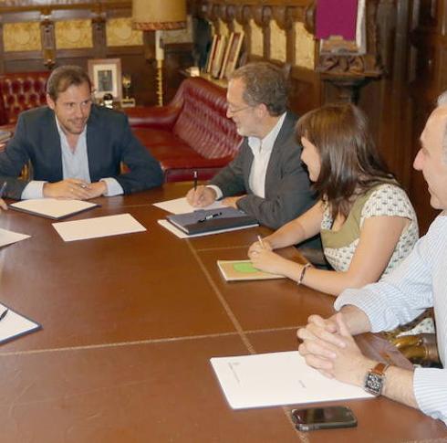 Puente con Saravia y María Sanchez, concejales de Toma La Palabra, y con Antonio Gato, concejal de Hacienda-