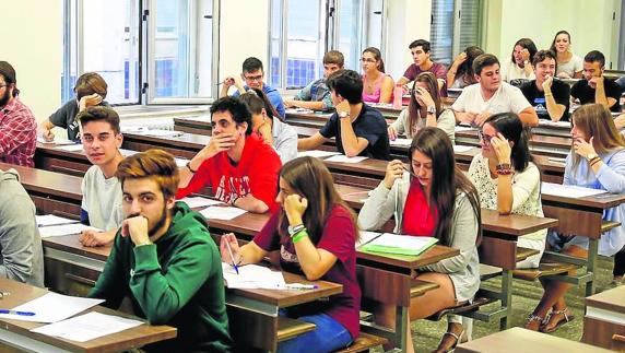 Algunos de los alumnos que realizan los exámenes de la selectividad en la Facultad de Ciencias.