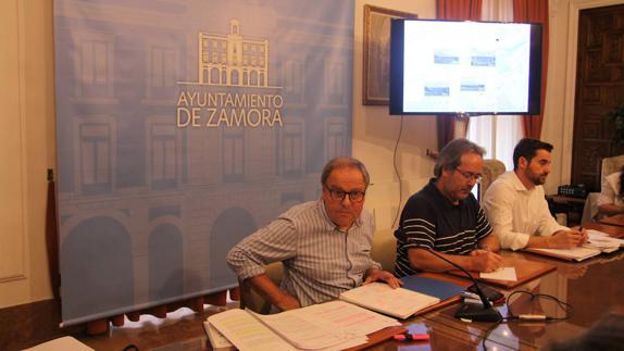 El concejal de Comercio, el alcalde de Zamora y el concejal Antidio Fagúndez, en el Ayuntamiento de Zamora