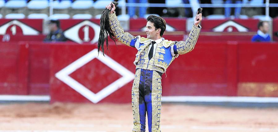 Juan del Álamo con las dos orejas y el rabo simbólicos del sexto. Higuero fue indultado. 