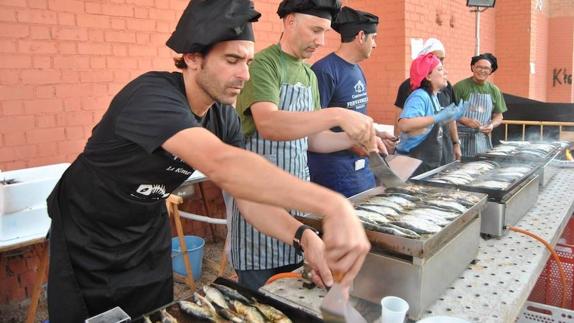 Un momento de la sardinada benéfica organizada en Santiuste de San Juan Bautista.