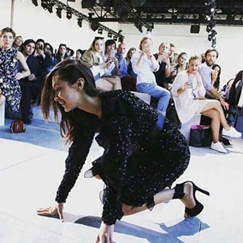 Bella Hadid acaba por los suelos en la Nueva York Fashion Week