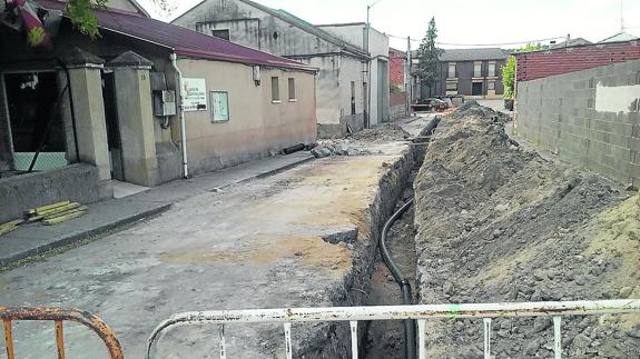 Zanja abierta para las nuevas canalizaciones en un tramo de las obras. 