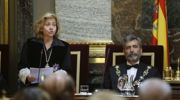 La fiscal general del Estado, Consuelo Madrigal, lee la Memoria 2016 ante el presidente del Tribunal Supremo y del CGPJ en la ceremonia de apertura del año judicial. 