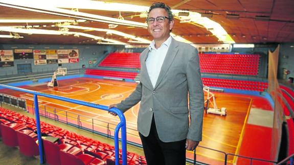 El concejal de Depotes, Facundo Pelayo, sonriente, en las gradas del Pabellón Marta Domínguez, que será remodelado una vez que el Quesos Cerrato finalice la temporada 2016-2017.