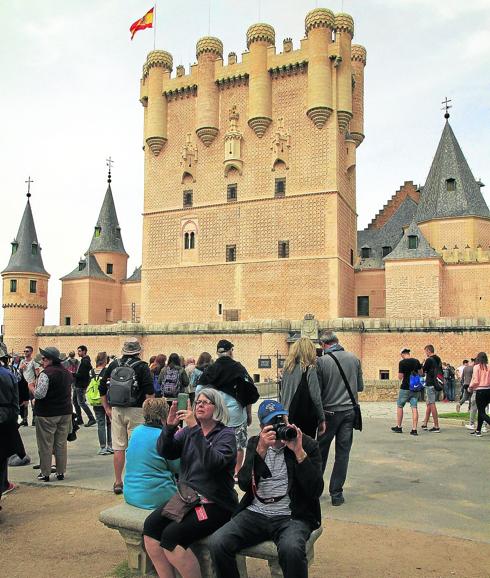 Grupos de visitantes del Alcázar, ayer, en la plaza Reina Victoria Eugenia. 