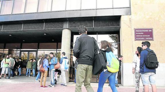 Estudiantes universitarios intercambian impresiones a las puertas del edificio FES en el Campus Miguel de Unamuno. :