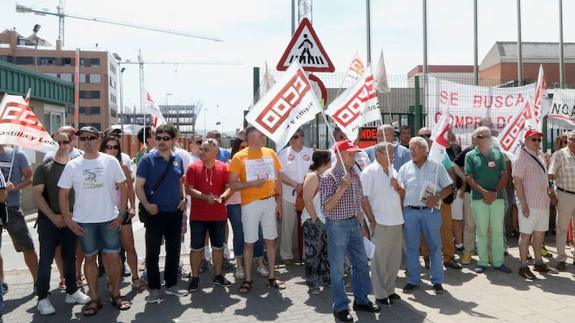 Concentración de los trabajadores de Lauki en defensa de sus empleos