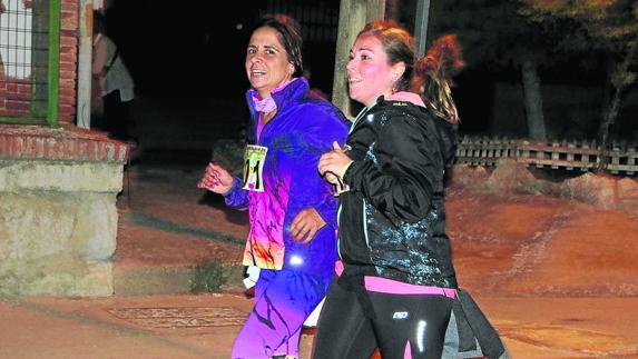 Dos corredoras, durante la carrera, que ha cumplido ya cuatro años.