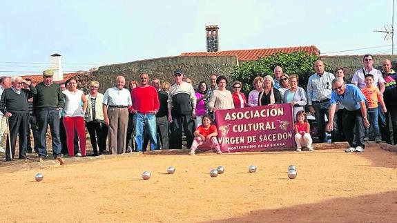 Numerosos vecinos acudieron a la inauguración de la pista de petanca. 