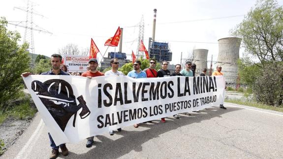 Trabajadores de la Hullera ante la térmica de La Robla. 