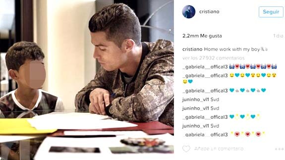 Cristiano Ronaldo estudia con su hijo. 