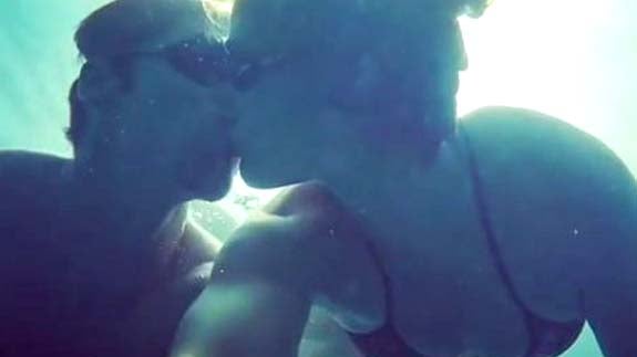 El momento del beso entre Mireia Belmonte y Javier Hernanz. 