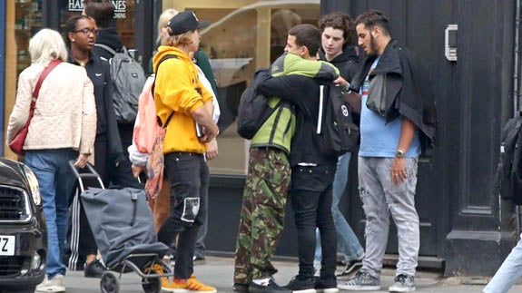 Brooklyn Beckham y Rocco Ritchie, con sus amigos en Londres. 