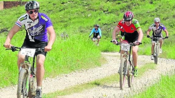 Varios ciclistas completan la segunda Marcha Valles del Cerrato, que discurre por Hornillos. Luis Antonio Curiel