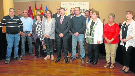 El presidente de la Diputación, Francisco Vázquez, y el vicepresidente, Miguel Ángel de Vicente, con los alcaldes que firmaron el convenio para extender el Programa Crecemos en sus municipios. 