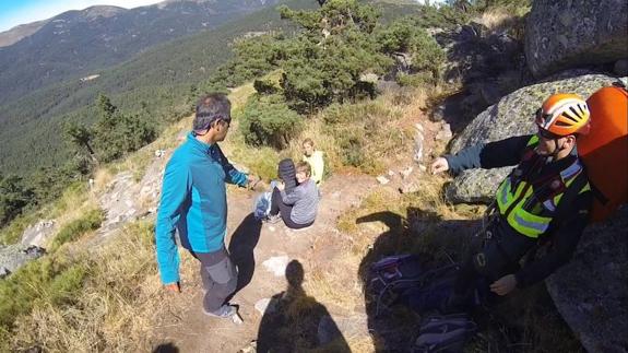 Los agentes del Servicio de Rescate en Montaña de la Guardia Civil llegan al lugar donde estaba el herido.
