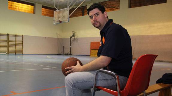 Mauro Martín, sentado en una silla con un balón de baloncesto.