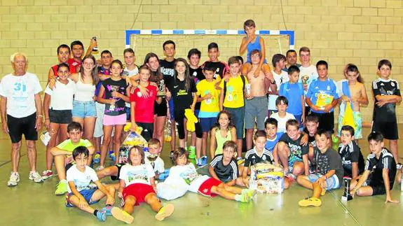 Varios jugadores participantes en el XII Torneo de Fútbol Sala Infantil de Baltanás.