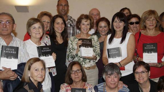 La escritora Julia Navarro se suma al aniversario de la Biblioteca Municipal de Peñafiel