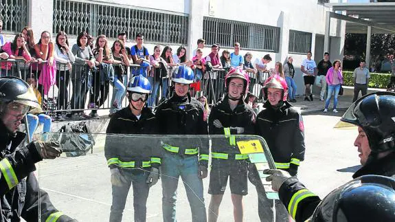 Efectivos del Servicio de Extinción de Incendios de Segovia muestran a los alumnos del IES María Moliner cómo se realiza la excarcelación en un coche accidentado. 