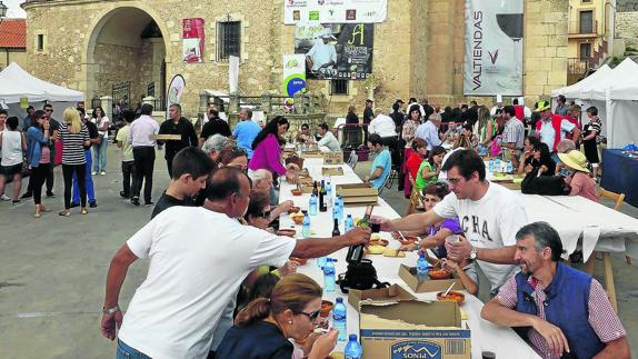 Comida popular en la plaza de Valtiendas, con motivo de la última Fiesta de la Vendimia. 
