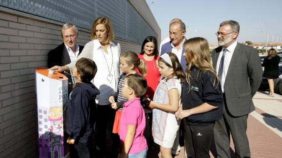 La presidenta de la Diputación, Ángeles Armisén, muestra a varios escolares cómo se utiliza el 'Comepilas'. 