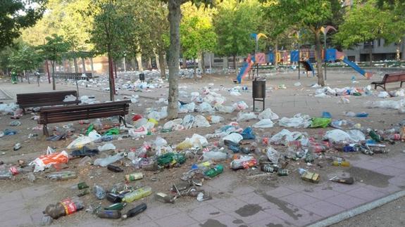 Aspecto del parque de Prado de la Magdalena esta mañana antes de la actuación de los servicios de limpieza.