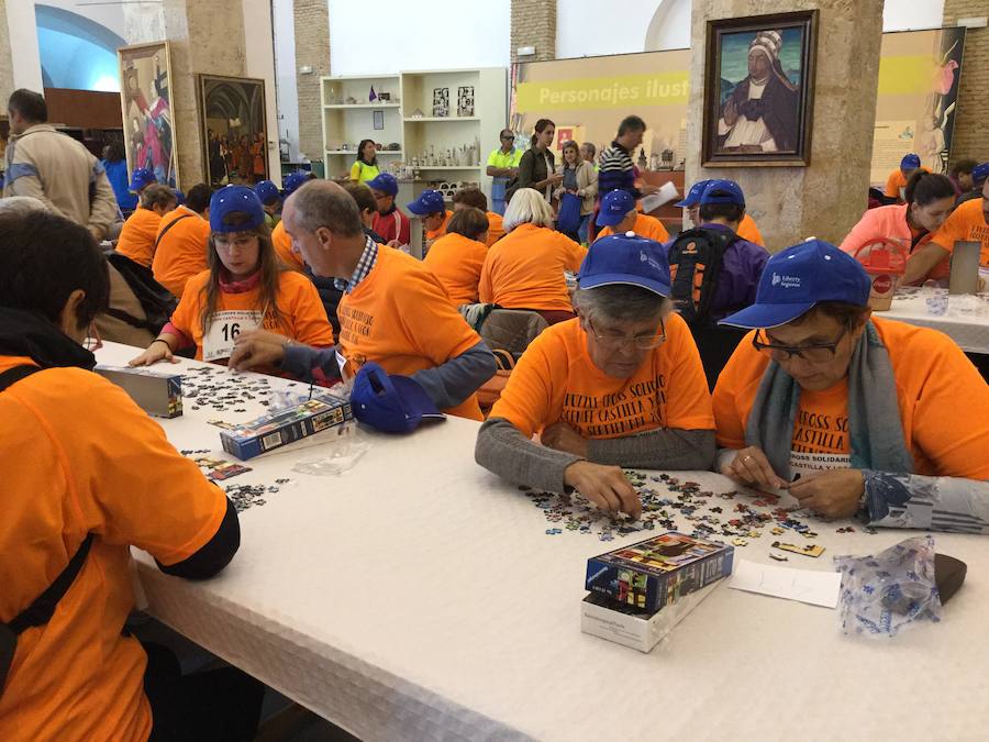 Los participantes trabajan en la elaboración de los puzles. 